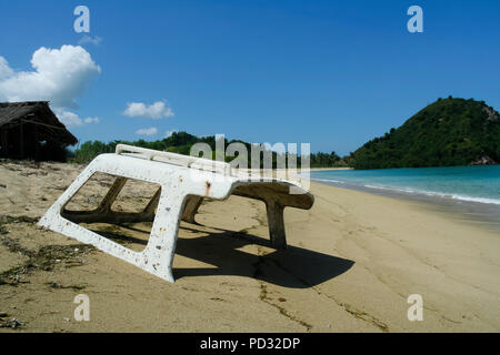 Lombok, Indonésie. Un vieux toit de verre à partir d'un bateau de pêche repose sur la plage sur l'île de Lombok. Banque D'Images