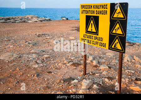 Attention, danger, l'instabilité de falaise. Panneau d'avertissement sur la côte de l'île de Chypre Banque D'Images