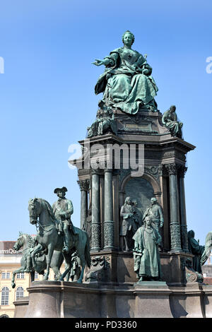 Maria Theresien Platz avec une statue de Maria Theresia, Vienne, Autriche. ( Maria Theresa monument. La plus imposante œuvre d'art plastique moderne de Vienne a été créé en 13 ans (modèle 1874, l'achèvement 1887) par Caspar von Zumbusch (sculptures) et Carl von Hasenauer (bâtiment) et inauguré le 13 mai 1888, l'anniversaire de la règle. ) - ( Impératrice Romaine Sainte Reine allemande 1745 - 1765 archiduchesse d'Autriche reine de Hongrie et Croatie ). Banque D'Images