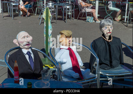 Ceux qui construisent un grand abri dans un jardin Banque D'Images
