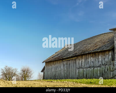 Ancienne grange en bois avec weatherd rurales entourant Banque D'Images