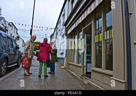 Trois retraités sur la rue principale de Tenby, Pembrokeshire.Walesoutsi Banque D'Images