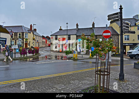 Croisée des chemins en haut de la grande rue animée dans la ville rurale de Tenby, Pembrokeshire.Galles Banque D'Images