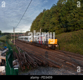 Un Europhoenix locomotive classe 37 exploités par le groupe des opérations ferroviaires à Cowperthwaite (au nord de Oxenholme) transportant un train électrique à l'Écosse Banque D'Images