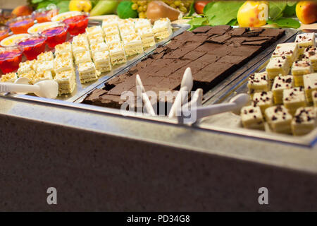 Buffet de desserts avec une grande variété de desserts sur des plateaux Banque D'Images