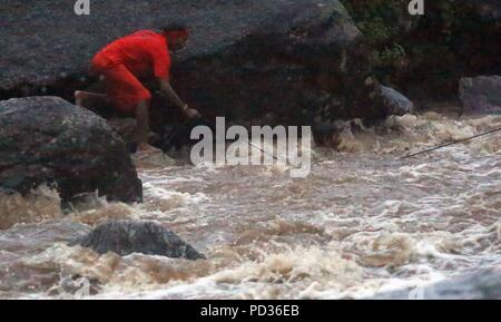 Katmandou, Népal. 6e août 2018. Un homme sauve un homme de la noyade pendant le bol à Sudarijal pèlerinage Bom, Katmandou, Népal, le 6 août 2018. Credit : Sunil Sharma/Xinhua/Alamy Live News Banque D'Images