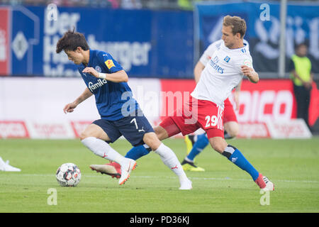 Hamburg, Deutschland. Le 04 août, 2018. Jae Sung Lee (à gauche), KI vs Matti STEINMANN (HH), Action, duels, Soccer 2. Bundesliga, 1. Journée, Hambourg Hambourg Hambourg (HH) - Holstein Kiel (KI) 0 : 3, le 03.08.2018 à Hambourg/Allemagne. ¬ | Conditions de crédit dans le monde entier : dpa/Alamy Live News Banque D'Images