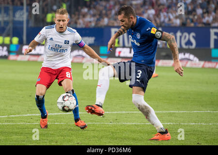 Hamburg, Deutschland. Le 04 août, 2018. Lewis HOLTBY (gauche, HH) et Dominik SCHMIDT (KI), l'action, les duels, football 2e, 1e journée de Bundesliga, Hambourg Hambourg Hambourg (HH) - Holstein Kiel (KI) 0 : 3, le 03.08.2018 à Hambourg, Allemagne. ¬ | Conditions de crédit dans le monde entier : dpa/Alamy Live News Banque D'Images