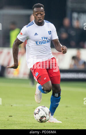 Hamburg, Deutschland. Le 04 août, 2018. Khaled NAREY (HH) avec ballon, simple action avec ball, action, plein la figure, à la verticale, le football 2. Bundesliga, 1. Journée, Hambourg Hambourg Hambourg (HH) - Holstein Kiel (KI) 0 : 3, le 03.08.2018 à Hambourg, Allemagne. ¬ | Conditions de crédit dans le monde entier : dpa/Alamy Live News Banque D'Images