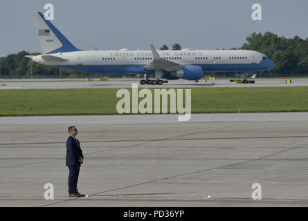 Columbus, Ohio, USA. 4 Août, 2018. Les membres du Service secret, attendez que l'Air Force One à atterrir à l'Aéroport International de Columbus de Columbus, Ohio pour assister à une manifestation en soutien du candidat républicain Balderson Troy pour le congrès. Crédit : Matthieu Hatcher SOPA/Images/ZUMA/Alamy Fil Live News Banque D'Images