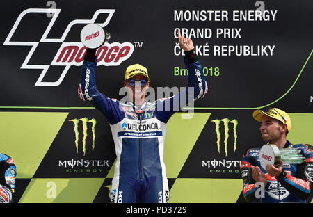 Brno, République tchèque. Le 05 août, 2018. De gauche vainqueur FABIO DI GIANNANTONIO de l'Italie et la troisième République Tchèque JAKUB KORNFEIL célébrer après le Grand Prix de la République tchèque 10e Championnat du monde de moto de route dans la catégorie Moto3 à Brno, en République tchèque, le 5 août 2018. Photo : CTK Vaclav Salek/Photo/Alamy Live News Banque D'Images