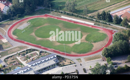 Aulendorf, Allemagne. Le 06 août, 2018. Le terrain de sport de SV Bad Buchau est irriguée de façon circulaire. En raison de la sécheresse continue, la pelouse ne pousse que là où l'eau a jailli. Crédit : Thomas Warnack/dpa/Alamy Live News Banque D'Images