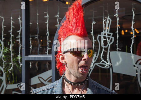 Blackpool, Royaume-Uni. 5 août 2018. Personnages colorés à l'hôtel Festival Punk rébellion. Festival de la rébellion, anciennement vacances au soleil et le gaspillage de Festival est un festival de rock punk britannique tenue pour la première fois en 1996. Annuel du Blackpool afficher des cheveux colorés, des vêtements déchirés et tartan leg-porter est de retour comme tous les mois d'août dans la région de Blackpool, le meilleur en matière de Punk se rassemblent pour l'événement social de l'année. /AlamyLiveNews MediaWorldImages Crédit : Banque D'Images