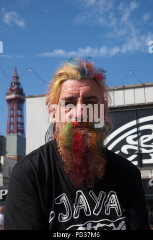 Blackpool, Royaume-Uni. 5 août 2018. Personnages colorés à l'hôtel Festival Punk rébellion. Festival de la rébellion, anciennement vacances au soleil et le gaspillage de Festival est un festival de rock punk britannique tenue pour la première fois en 1996. Annuel du Blackpool afficher des cheveux colorés, des vêtements déchirés et tartan leg-porter est de retour comme tous les mois d'août dans la région de Blackpool, le meilleur en matière de Punk se rassemblent pour l'événement social de l'année. /AlamyLiveNews MediaWorldImages Crédit : Banque D'Images