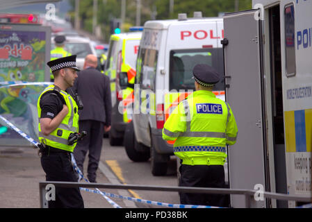 Glasgow, Écosse, Royaume-Uni 6ème Kilbowie road à Clydebank est la scène pour les derniers meurtres dans la région de Glasgow. Un homme est mort et un autre blessé en tant que police de masses est descendu sur la ville la nuit dernière pour sceller la scène comme le premier hommage floral est apparue tôt ce matin.. Gérard Ferry/Alamy news Banque D'Images