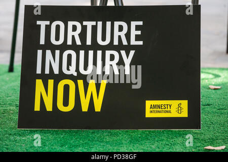 Londres, Royaume-Uni. 6 Août, 2018. Une affiche utilisée par des militants d'Amnesty UK appelant à un organisme indépendant, dirigé par le juge enquête sur l'implication du Royaume-Uni dans la torture de détenus à l'étranger pendant une manifestation devant Downing Street. Une pétition a également été présenté à 10 Downing Street par Amnesty UK Kate Allen, Simone Abel, de sursis, Sam Grant de liberté et Sonya Sceats de liberté contre la torture). Credit : Mark Kerrison/Alamy Live News Banque D'Images