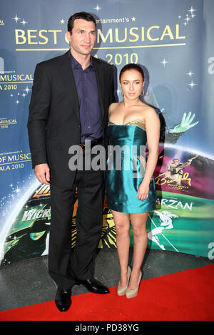 Hambourg, Allemagne. 30Th Jan, 2010. Boxeur Wladimir Klitschko et actrice et chanteuse américaine Hayden Panettiere arrivent pour la soirée d'ouverture de l'exposition 'Best of Musical - Gala 2010' à la Color Line Arena de Hambourg, Allemagne, 30 janvier 2010. Selon ses organisateurs, le spectacle allie les points forts de la plus populaire des comédies musicales dont les classiques et actuelles mises en scène réussie. Credit : Bodo | Marques dans le monde entier d'utilisation/dpa/Alamy Live News Banque D'Images