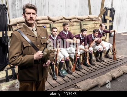 Edinburgh, Royaume-Uni. 6e juillet 2018. Une guerre de deux moitiés raconte l'histoire vraie de l'équipe de football de Cœurs sur le point de gagner la ligue écossaise en 1914. Ils avaient remporté 19 des 21 matches quand 13 des joueurs s'engager à servir dans la Grande Guerre. Le spectacle dramatique saisit le voyage du stade de Murrayfield sur les champs de bataille de la Somme. L'exercice qui se poursuivra jusqu'au 17 août avec 4 spectacles par jour. Credit : Riche de Dyson/Alamy Live News Banque D'Images