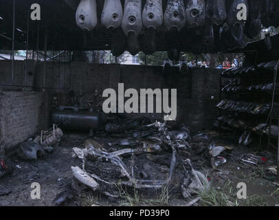 Katmandou, Népal. 6e août 2018. Un scooter et autres chutes sont présentées après un garage a pris feu à Katmandou, Népal le lundi, Août 6, 2018. Credit : Skanda Gautam/ZUMA/Alamy Fil Live News Banque D'Images