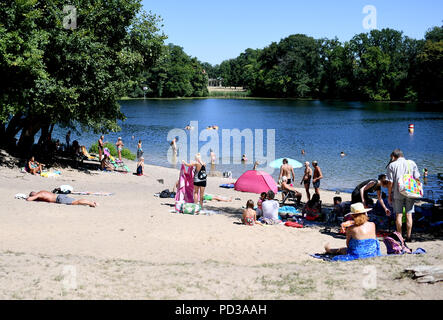 06 août 2018, Berlin, Allemagne : les familles bénéficient d'été dans un lieu de baignade sur le lac de Tegel. Photo : Britta Pedersen/dpa-Zentralbild/dpa Banque D'Images