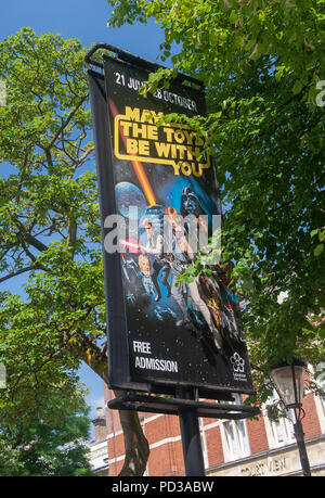 Les jouets peuvent être avec vous. Les jouets et les films Star Wars à l'exposition New Walk Museum, Leicester. Banque D'Images