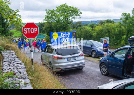 Ballydehob, West Cork, Irlande. 6 Août, 2018. Père Tony Coote a achevé aujourd'hui son épopée à pied tandis que vous pouvez marcher jusqu'à faire prendre conscience de la Motor neurone Disease Association irlandaise. Père Tony Coote déjà une victime de maladie du motoneurone a commencé le 10 juillet à Letterkenny Donegal et de terminer aujourd'hui 6 août à Ballydehob West Cork, un total de 545Km. Il était accompagné pour l'étape finale d'une immense foule d'autres marcheurs et sympathisants qui l'accompagnèrent en Ballydehob. . Credit : aphperspective/Alamy Live News Banque D'Images