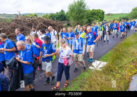 Ballydehob, West Cork, Irlande. 6 Août, 2018. Père Tony Coote a achevé aujourd'hui son épopée à pied tandis que vous pouvez marcher jusqu'à faire prendre conscience de la Motor neurone Disease Association irlandaise. Père Tony Coote déjà une victime de maladie du motoneurone a commencé le 10 juillet à Letterkenny Donegal et de terminer aujourd'hui 6 août à Ballydehob West Cork, un total de 545Km. Il était accompagné pour l'étape finale d'une immense foule d'autres marcheurs et sympathisants qui l'accompagnèrent en Ballydehob. . Credit : aphperspective/Alamy Live News Banque D'Images