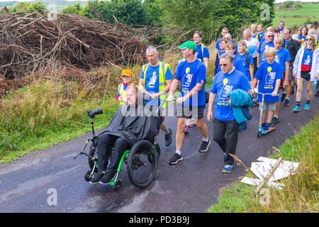 Ballydehob, West Cork, Irlande. 6 Août, 2018. Père Tony Coote a achevé aujourd'hui son épopée à pied tandis que vous pouvez marcher jusqu'à faire prendre conscience de la Motor neurone Disease Association irlandaise. Père Tony Coote déjà une victime de maladie du motoneurone a commencé le 10 juillet à Letterkenny Donegal et de terminer aujourd'hui 6 août à Ballydehob West Cork, un total de 545Km. Il était accompagné pour l'étape finale d'une immense foule d'autres marcheurs et sympathisants qui l'accompagnèrent en Ballydehob. . Credit : aphperspective/Alamy Live News Banque D'Images