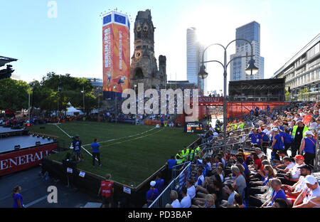 06 août 2018, l'Allemagne, Berlin, l'athlétisme, les championnats européens à la Breitscheidplatz : vue du "Mile" à côté de l'Église du Souvenir. Les qualifications pour le lancer du poids ont lieu ici. Photo : Hendrik Schmidt/dpa-Zentralbild/dpa Banque D'Images