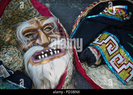 New York City, Queens, États-Unis. 8 juillet, 2018. Chinelos sont une sorte de danseuse en costume traditionnel qui est populaire dans l'état Mexicain de Morelos, parties de l'État de Mexico et le District fédéral de Mexico, en particulier les quartiers de Milpa Alta et Xochimilco. La tradition est issue d'un mélange de peuples et de traditions catholiques, notamment le carnaval, avec sa permission d'être masqué et à des simulacres. Chinelos mock Européens et Européennes les manières de la période coloniale jusqu'à la fin du xixe siècle. Célébration de la fête des fleurs à New York, le long de la 37e Avenue, Banque D'Images