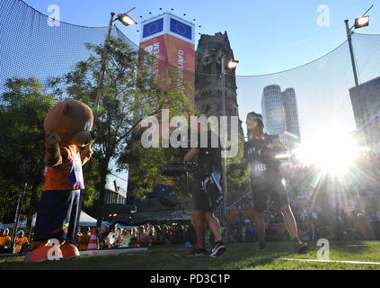 Berlin, Allemagne. 06 août 2018, l'Allemagne, Berlin, l'athlétisme, les championnats européens à la Breitscheidplatz, lancer du poids, de la qualification, les hommes : La mascotte Berlino. Photo : Bernd Thissen/dpa dpa : Crédit photo alliance/Alamy Live News Banque D'Images