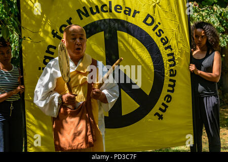 6 août, 2018 - Londres, Royaume-Uni. 6 août 2018. Rev Gyoro Nagase, moine bouddhiste, de la Pagode de la paix Battersea, batterie une prière à la London CND cérémonie en mémoire des victimes, passé et présent sur le 73ème anniversaire de l'abandon de la bombe atomique sur Hiroshima, en rappelant les morts et vivant avec les effets de l'irradiation par la deuxième bombe atomique larguée sur Nagasaki trois jours plus tard. Les discours comprenait une lecture en anglais de la déclaration faite plus tôt dans la journée à la commémoration d'Hiroshima, et un appel par Rebecca Johnson, sur des fondateurs de l'ICAN, reçu le 2 Banque D'Images