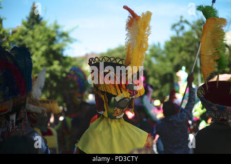 New York City, Queens, États-Unis. 8 juillet, 2018. Chinelos sont une sorte de danseuse en costume traditionnel qui est populaire dans l'état Mexicain de Morelos, parties de l'État de Mexico et le District fédéral de Mexico, en particulier les quartiers de Milpa Alta et Xochimilco. La tradition est issue d'un mélange de peuples et de traditions catholiques, notamment le carnaval, avec sa permission d'être masqué et à des simulacres. Chinelos mock Européens et Européennes les manières de la période coloniale jusqu'à la fin du xixe siècle. Célébration de la fête des fleurs à New York, le long de la 37e Avenue, Banque D'Images