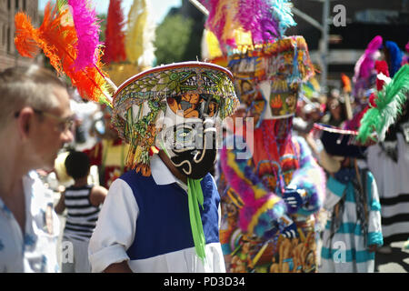 8 juillet 2018 - New York City, Queens, États-Unis - Chinelos sont une sorte de danseuse en costume traditionnel qui est populaire dans l'état Mexicain de Morelos, parties de l'État de Mexico et le District fédéral de Mexico, en particulier les quartiers de Milpa Alta et Xochimilco. La tradition est issue d'un mélange de peuples et de traditions catholiques, notamment le carnaval, avec sa permission d'être masqué et à des simulacres. Chinelos mock Européens et Européennes les manières de la période coloniale jusqu'à la fin du xixe siècle. .Célébration de la fête des fleurs à New York, le long de la 37e Avenue, Banque D'Images