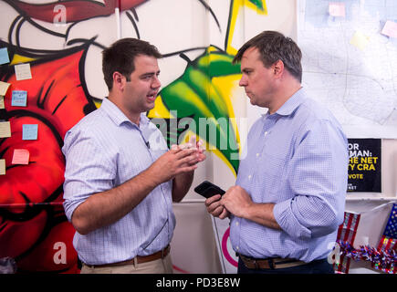 Columbus, Ohio, USA. Le 06 août, 2018. DANNY O'Connor, le candidat démocrate à l'élection spéciale de 7 août du 12e District de l'Ohio, parle avec Jonathan Martin, journaliste politique nationale pour le New York Times, lors d'un kickoff toile démocratique locale à l'administration centrale. Crédit : Brian Cahn/ZUMA/Alamy Fil Live News Banque D'Images