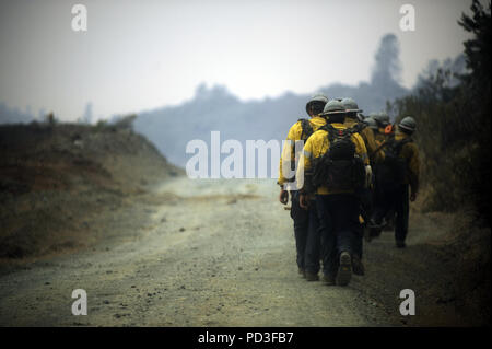 Ukiah, en Californie, aux États-Unis. 6e août 2018. Ukiah, en Californie, États-Unis - comté de Ventura part crew promenades le long d'une route sur le bord est du ranch fire, le plus grand des deux incendies qui composent le complexe de Mendocino. Credit : Eaux Neal/ZUMA/Alamy Fil Live News Banque D'Images