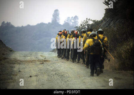 Ukiah, en Californie, aux États-Unis. 6e août 2018. Ukiah, en Californie, États-Unis - comté de Ventura part crew promenades le long d'une route sur le bord est du ranch fire, le plus grand des deux incendies qui composent le complexe de Mendocino. Credit : Eaux Neal/ZUMA/Alamy Fil Live News Banque D'Images