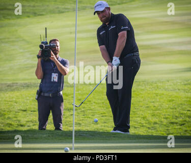 Reno, Nevada, USA. 5 Août, 2018. Dimanche, août 5, 2018.SHANE LOWRY hits sur le 18ème green au cours de la 2018 Championnat Barracuda au Montreux Golf & Country Club. Le tournoi de golf de championnat de barracuda est l'un des 47 arrêts sur le PGA Tour à travers le monde, et a fait don de près de 4 millions de dollars à des organismes de bienfaisance depuis 1999. Ouvert en 1997, le par-72 a été conçu par Jack Nicklaus, joue à 7 472 mètres (6 832 m) et son altitude moyenne est de 5 600 pieds (1 710 m) au-dessus du niveau de la mer.Le MontrÂux Golf and Country Club est situé à mi-chemin entre Reno et Lake Tahoe.Le champion du tournoi, un Banque D'Images