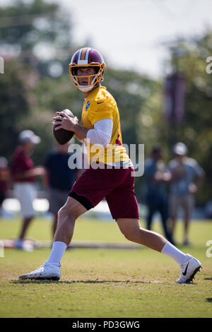 Le 06 août 2018 : Redskins de Washington quarterback Alex Smith (11) participe aux exercices pendant 2018 camp d'entraînement à Bon Secours Redskins de Washington Training Center à Richmond, en Virginie. Taetsch Scott/CSM Banque D'Images