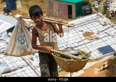 COX'S BAZAR, BANGLADESH - 04 août : un enfant rohingya vu vend à l'intérieur de camp de réfugiés à Cox's Bazar , le Bangladesh le 04 août 2018. Banque D'Images