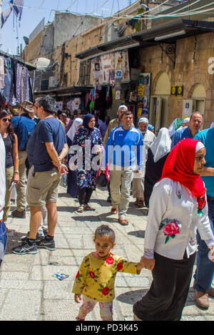 11 mai 2018 la foule des habitants et les touristes envahissent la très fréquentée Via Dolorosa dans la vieille ville fortifiée de Jérusalem Israël sur un vendredi après-midi ensoleillé Banque D'Images