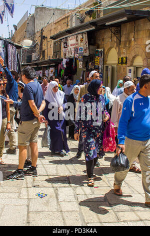 11 mai 2018 la foule des habitants et les touristes envahissent la très fréquentée Via Dolorosa dans la vieille ville fortifiée de Jérusalem Israël sur un vendredi après-midi ensoleillé Banque D'Images