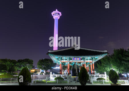 Busan, Corée du Sud - Aug 4, 2018 : Busan city skyline at Parc Yongdusan et tour de Busan, Busan, Corée du Sud (texte Coréen  = le nom de Yongdusan parvi Banque D'Images