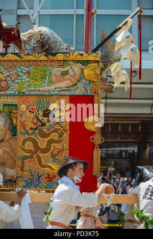 Les hommes japonais avec Mikoshi au Gion Matsuri, Kyoto, Japon, 2018 Banque D'Images