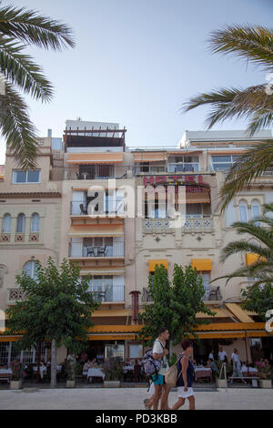 Les bâtiments et l'hôtel Santa Maria le long de la promenade de Sitges - ESPAGNE Banque D'Images