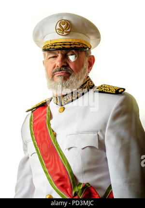 Personnage : Gouverneur Babala avec plein blanc, rouge uniforme sash et monocle, honorifique Banque D'Images