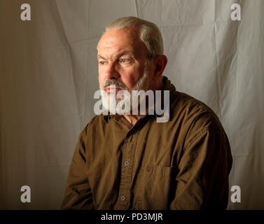 Portrait d'homme senior barbu réfléchi en studio Banque D'Images