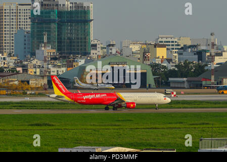 Saigon, Vietnam - Jun 26, 2018. Les avions de passagers circulant sur la piste à l'aéroport Tan Son Nhat (SGN) à Saigon (Ho Chi Minh City, Viêt Nam). Banque D'Images