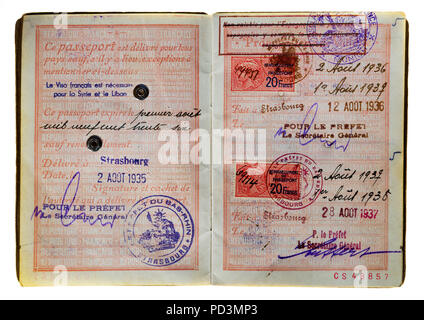 1935's vintage passeport français, pages avec date de livraison et de 1936 et 1937, dates de renouvellement Banque D'Images