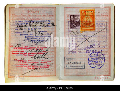 1935's vintage passeport français, allemand et hongrois pages avec 1936 timbres, marques de visas Banque D'Images